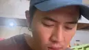 <p>Rafael juga tidak ragu untuk makan di sebuah warteg. Ia pun memilih menu-menu rumah dan langsung memutuskan untuk makan di tempat. (Foto: Instagram.com/rafaell_16/)</p>