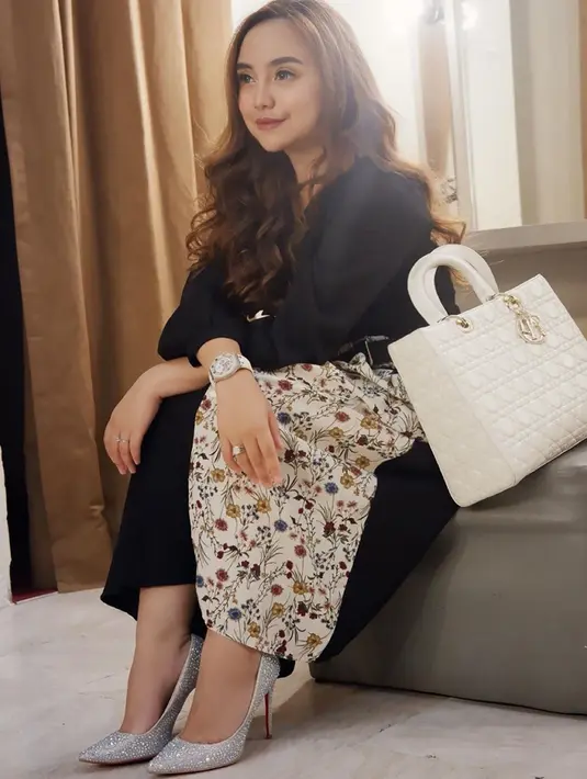 Salmafina sangat senang tampil dengan tatanan rambut yang bergelombang. Selain itu, dirinya juga suka memakai outfit semi formal yang memberikan kesan dewasa nan elegan.  (Liputan6.com/IG/@salmafinasunan)