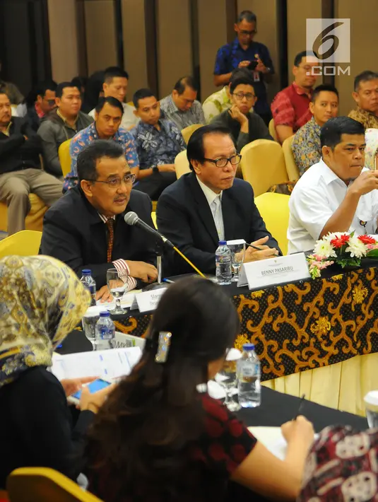 Deputi Komisioner Pengawas Perbankan III OJK Slamet Edi Purnomo (kiri) memberi pemaparan saat FGD di Jakarta, Senin (29/4/2019). FGD membahas strategi permodalan yang berkelanjutan dalam pengembangan agribisnis padi. (Liputan6.com/Angga Yuniar)