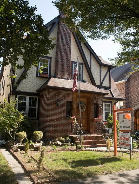 Foto rumah masa kecil Presiden AS Donald Trump di pinggiran Kota New York di Queens yang diambil pada 18 Oktober 2016. Rumah itu menjadi saksi tempat tinggal Donald Trump sejak lahir hingga kira-kira berusia empat tahun. (AP Photo/Mary Altaffer, File)