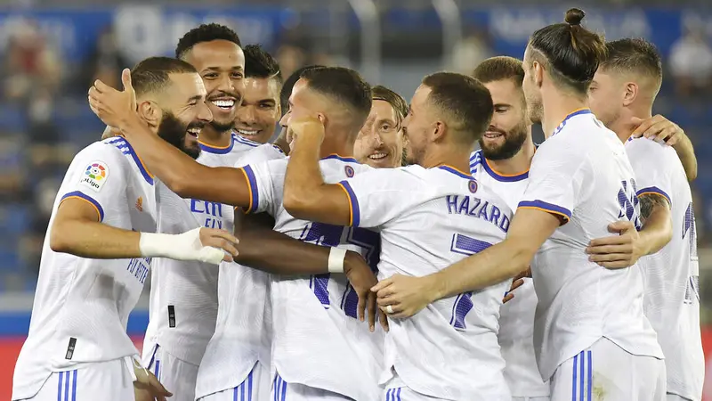 Foto: Karim Benzema Gemilang, Real Madrid Pesta Gol ke Gawang Deportivo Alaves