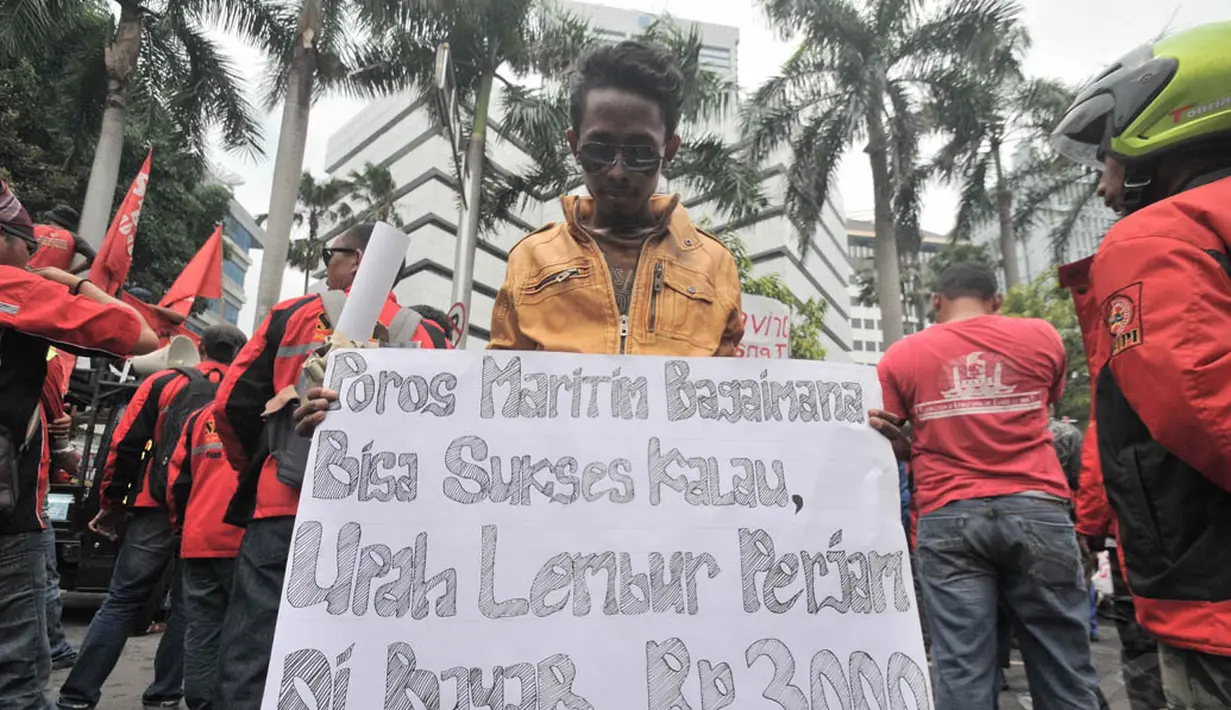Massa Serikat Buruh Transportasi Perjuangan Indonesia (SBTPI) menuntut Menhub Ignasius Jonan agar memperhatikan nasib para kaum buruh yang bekerja di Pelabuhan Tanjung Priok, Jakarta, Selasa (11/11/2014). (Liputan6.com/Herman Zakharia)