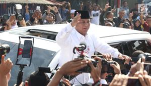 Calon Presiden no urut 02, Prabowo Subianto menyapa pendukungnya usai menggunakan hak pilihnya pada Pemilu 2019 di TPS 041 Kampung Curug, Desa Bojong Koneng, Babakan Madang, Kabupaten Bogor, Jawa Barat, Rabu (17/4). Prabowo didampingi Fadli Zon. (Liputan6