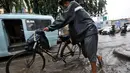 Seorang pengendara sepeda tampak melintas di Jalan Iskandar. Sistem drainase yang buruk menjadi penyebab sejumlah ruas jalan di Ibu Kota selalu digenangi air setiap turun hujan, Jakarta, Kamis (22/1/2015).(Liputan6.com/Miftahul Hayat)