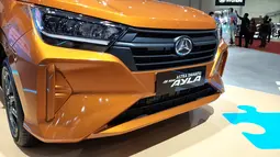 Perbedaan eksterior tipe R dengan tipe-tipe di bawahnya adalah penggunaan headlamp yang sudah mengusung teknologi full LED untuk low beam, high beam, sign, dan lampu kota. Bagian bumper mendapatkan model serupa dengan tipe lainnya yang terlihat sangat polos karena seluruh bagiannya dicat sewarna body. Mesin yang digunakan Ayla tipe R adalah unit mesin WA-VE 1.200cc 3-siliner Dual VVT-i dengan keluaran tenaga 88 PS dan torsi 113 Nm yang disalurkan ke dua roda depan melalui transmisi manual 5-speed atau otomatis CVT.