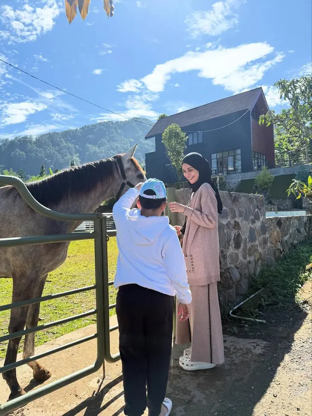 Suasana Rumah Baru Shireen Sungkar di Puncak