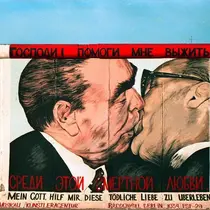 Mural Pemimpin Jerman Timur Erich Honecker berkecupan dengan pemimpin Uni Soviet Leonid Brezhnev di Tembok Berlin pada masa Perang Dingin (Bundesarchiv/Joachim F Thurn via Wikimedia Commons)