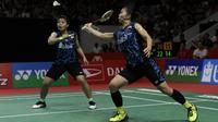 Ganda putri Indonesia, Greysia Polii / Apriyani Rahayu, berusaha memukul kok saat melawan ganda Jepang pada Indonesia Masters 2019 di Istora Senayan, Jakarta, Sabtu (26/1). Greysia / Apriyani gagal ke final. (Bola.com/Yoppy Renato)