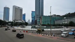 Sejumlah kendaraan saat melintas di kawasan Bundaran HI, Jakarta, Jumat (3/4/2015).  Kondisi jalanan lengang disebabkan libur panjang yang bertepatan libur paskah dan banyaknya masyarakat Jakarta yang berlibur ke luar kota. (Liputan6.com/ Faizal Fanani)