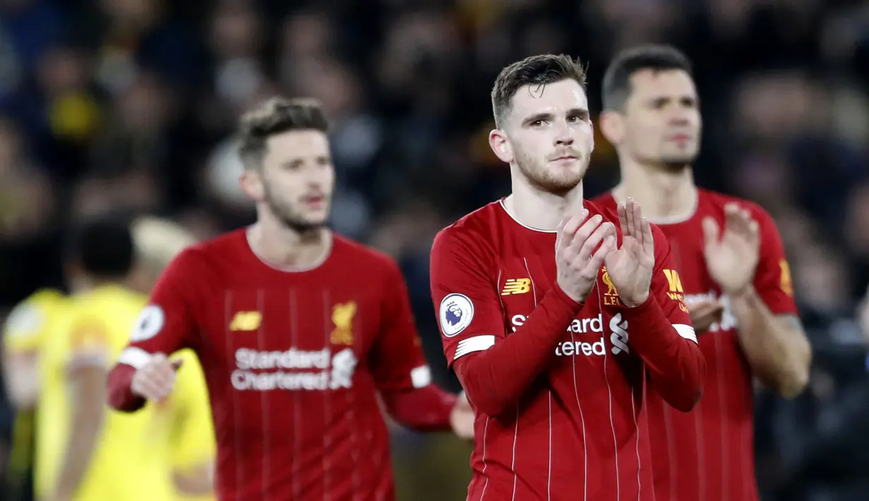 Pemain Liverpool, Andrew Robertson, memberikan aplaus kepada suporter usai ditaklukkan Watford pada laga Premier League di Stadion Vicarage Road, Sabtu (29/2/2020). Watford menang 3-0 atas Liverpool. (AP/Alastair Grant)