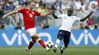 Gelandang Denmark, Christian Eriksen, berebut bola dengan gelandang Prancis, N'Golo Kante, pada laga grup C Piala Dunia di Stadion Luzhniki, Moskow, Selasa (26/6/2018). Kedua negara bermain imbang 0-0. (AP/David Vincent)