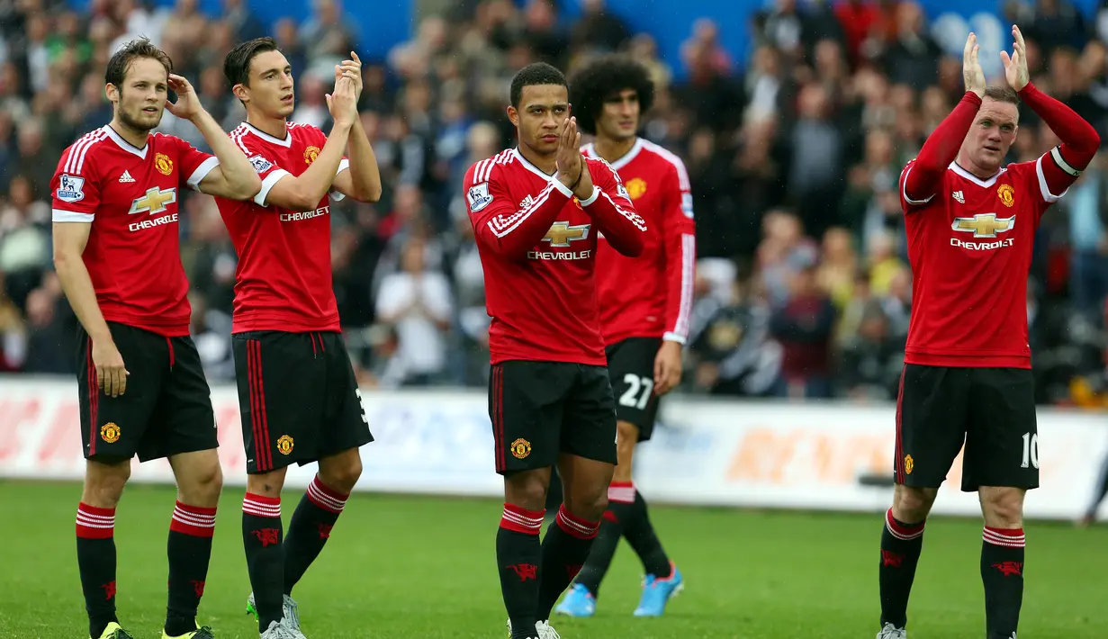 Pemain Manchester United memberikan hormat kepada penonton setelah kalah dari Swansea City 1-2 di Stadion Liberty, Swansea, Wales, Inggris Raya. Minggu (30/8/2015). (EPA/Geoff Caddick)