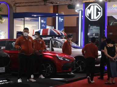 MG 5 GT hadir di tengah booth MG dengan warna Scarlet Red yang menawan pada gelaran Gaikindo Jakarta AutoWeek (GJAW) 2023 di Jakarta Convention Center (JCC) Senayan, Jakarta. Tampilannya yang begitu memukau sampai menarik perhatian mata pasangan yang sedang lewat.
