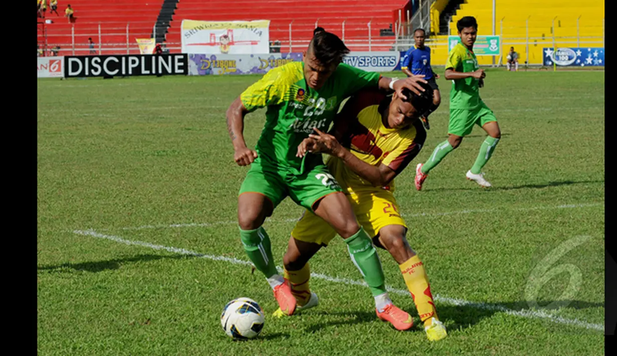Penyerang Persebaya, David Balla berebut bola dengan pemain belakang Sriwijaya FC, Fachrudin saat laga SCM Cup 2015 di Stadion H Agus Salim, Padang, Rabu (21/1/2015). Sriwijaya FC bermain imbang dengan Persebaya (1-1). (Liputan6.com/Johan Tallo)