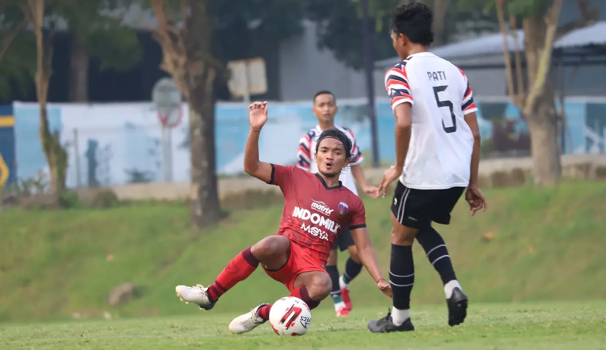 Memasuki babak kedua, tensi permainan kian tinggi. Jual beli serangan kedua tim terus dilakukan hingga beberapa kali pemain dari keduanya terlihat agresif di lapangan. (Foto: Dok. Persita)