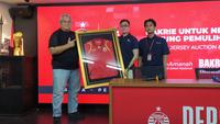 Lelang jersey Persija Jakarta untuk membantu korban banjir di Aceh dan Sumatra. (Bola.com/Roby Dian)