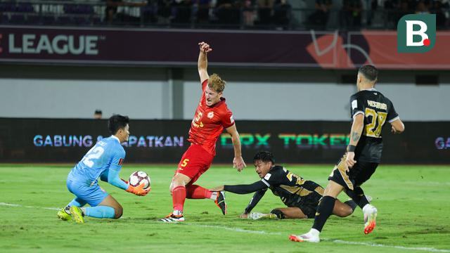 Dewa United melawan Phnom Penh Crown FC