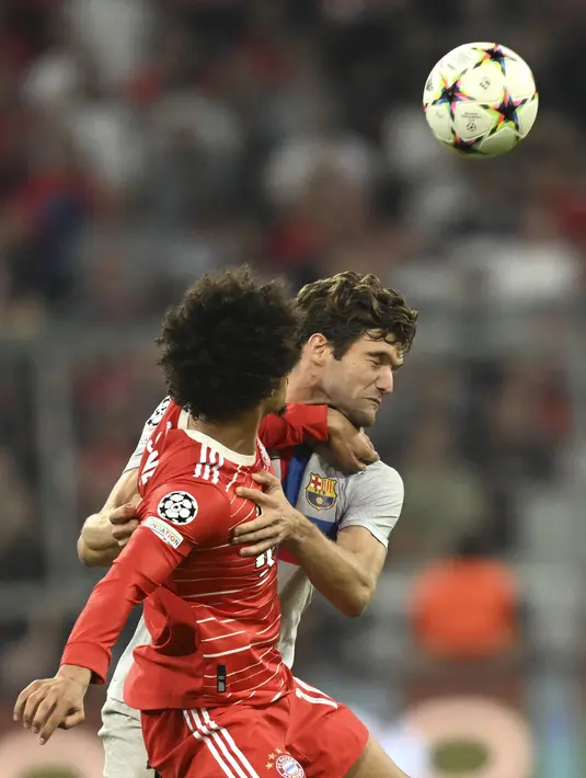 Bek Barcelona Marcos Alonso berebut bola dengan penyerang  Bayern Munchen Leroy Sane pada matchday 2 Grup C Liga Champions 2022/2023 di Allianz Arena, Rabu (14/9/2022) dini hari WIB. Barcelona takluk 0-2 saat dijamu Bayern Munchen. (AP Photo/Andreas Schaad)