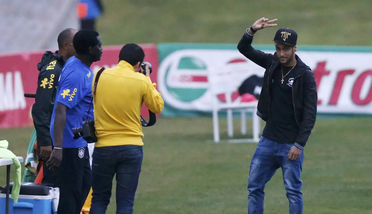 Neymar yang sudah bisa berjalan tanpa bantuan itu menyambangi rekan setimnya yang sedang berlatih di Teresopolis, Rio de Janeiro, Kamis (10/7/14). (REUTERS/Marcelo Regua)