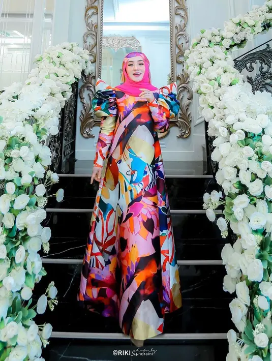 Jadi pengusaha dan selebgram, Shella Saukia kerap dijuluki crazy rich Aceh karena rutin membagikan aktivitasnya yang selalu dikelilingi kemewahan. Mengenakan outfit kece ia kerap liburan ke berbagai negara Eropa, seperti Finlandia, Swiss, Turki hingga Perancis. (Liputan6.com/IG/@shellasaukiaofficial).
