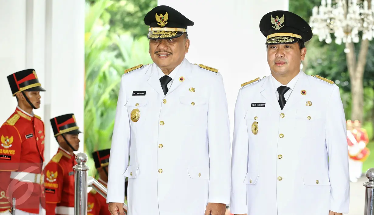 Gubernur Sulawesi Utara, Olly Dondokambey dan wakilnya Steven Octavianus berpose saat acara pelantikan gubernur dan wakil gubernur masa jabatan tahun 2016-2021 di Istana Merdeka, Jakarta, Jumat (12/2 ).(Liputan6.com/Faizal Fanani)  