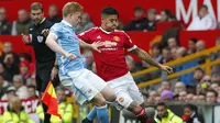 Marcos Rojo berduel dengan Kevin de Bruyne (Liputan6.com/Reuters / Eddie Keogh)