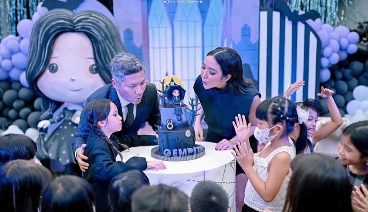 6 Potret Kompak Gading, Gisel dan Gempi Berdandan ala Wednesday Addams ...