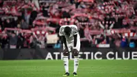 Pemain Real Madrid, Antonio Rudiger tertunduk lesu setelah kalah dari Atheltic Bilbao pada laga lanjutan Liga Spanyol 2024/2025 di San Mames Stadium, Bilbao, Spanyol, Kamis (05/12/2024) dini hari WIB. (AFP/Ander Gillenea)