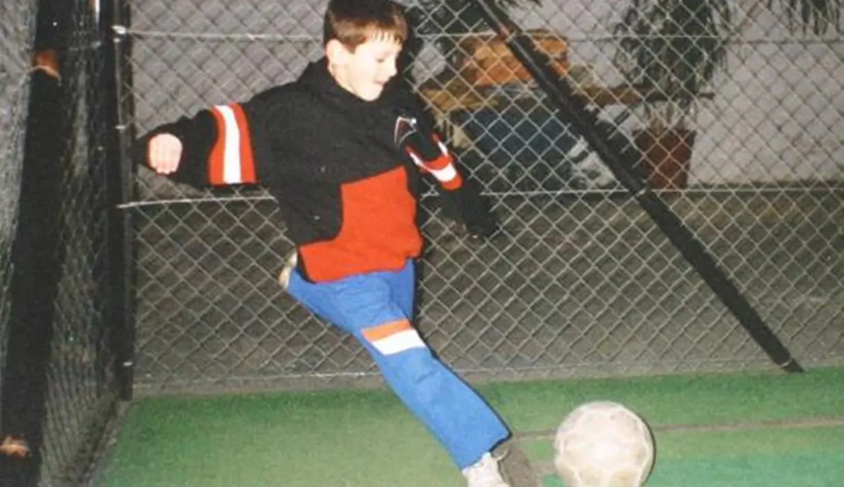 Orang tua Lionel Messi, Jorge Horacio Messi dan Celia Maria sempat kehilangan semangat usai mengetahui Messi alami gangguan hormon. Bakat hebat Messi pun hampir saja tidak tersalurkan karena alami gangguang pertumbuhan hormon. (Liputan6.com/IG/leomessi)