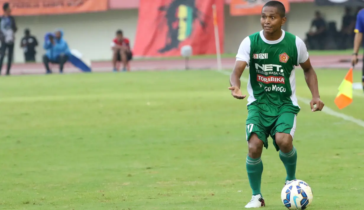 Abdu Lestaluhu salah satu pilar PS TNI yang berasal dari Desa TULEHU saat berlaga di Piala Jenderal Sudirman (Bola.com/Nicklas Hanoatubun)