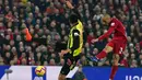 Fabinho melepaskan tendangan ke gawang Watford pada laga lanjutan Premier League yang berlangsung di stadion Anfield, Liverpool, Kamis (28/2). Liverpool menang 5-0 atas Watford. (AFP/Anthony Devlin)