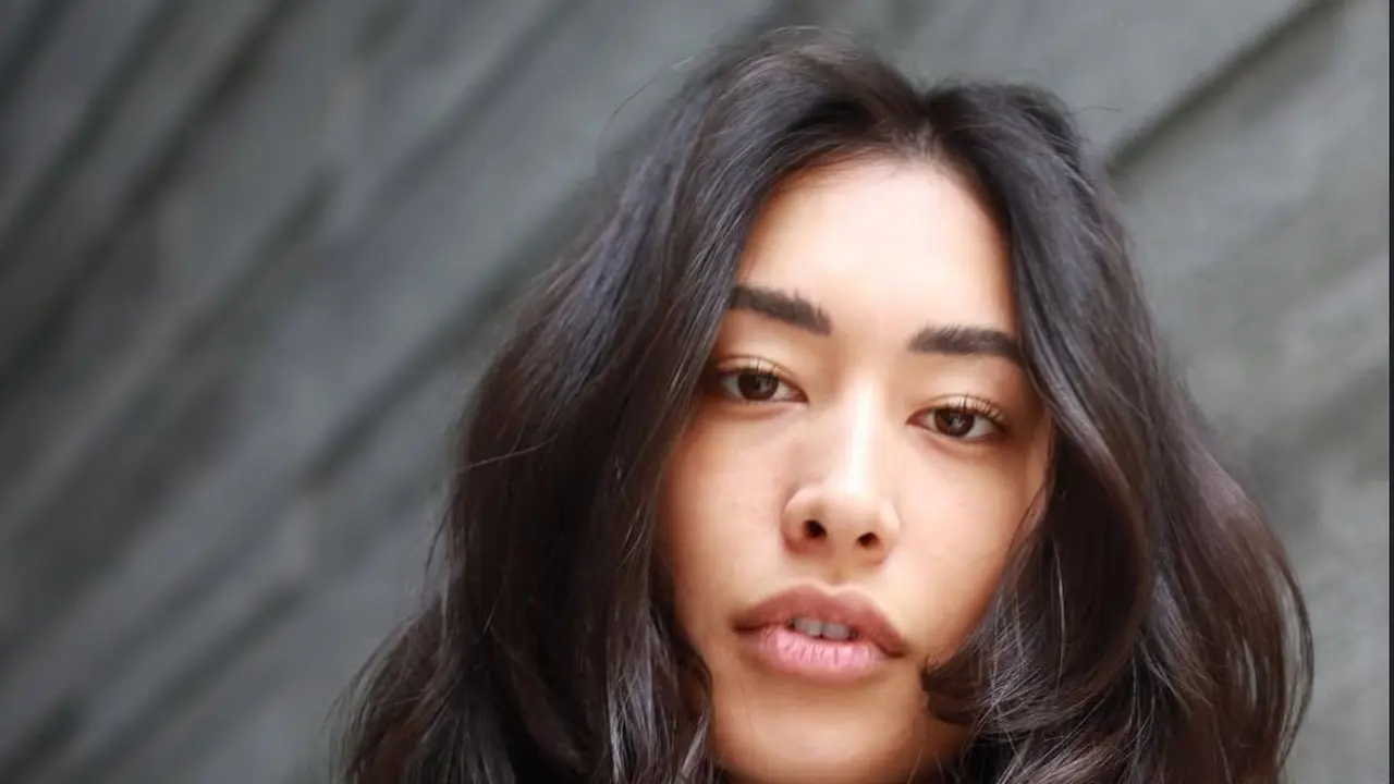 Gaya rambut ala Gen Z dengan rambut tebal