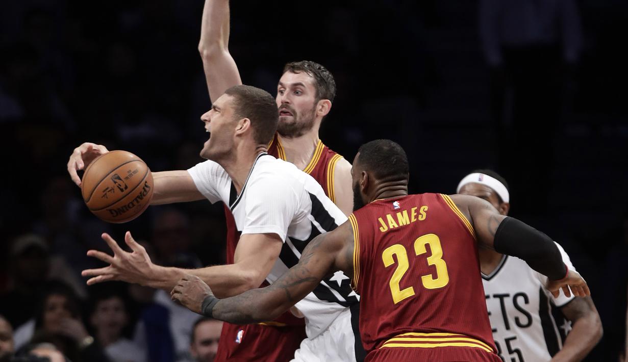 Pemain Brooklyn Nets, Brook Lopez (kiri) berusaha keluar dari kawalan para pemain Cleveland Cavaliers pada laga NBA basketball game di Barclays Center, (6/1/2017). Cavs menang 116-108. (AP/Frank Franklin II)