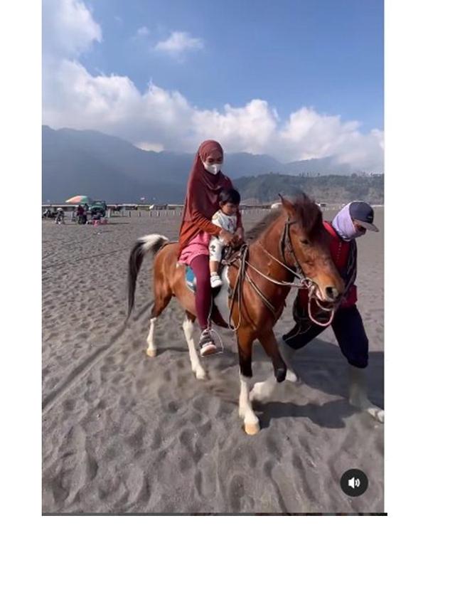 7 Potret Ria Ricis Ajak Moana ke Gunung Bromo, Jajal Berkuda Bersama