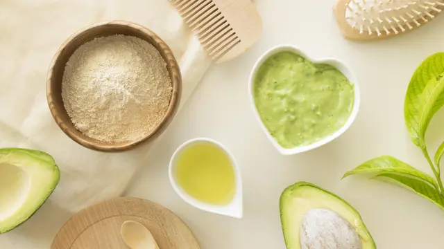 Masker rambut alami dengan bahan dasar alpukat dan minyak zaitun (Foto Dok: Freepik/freepik)