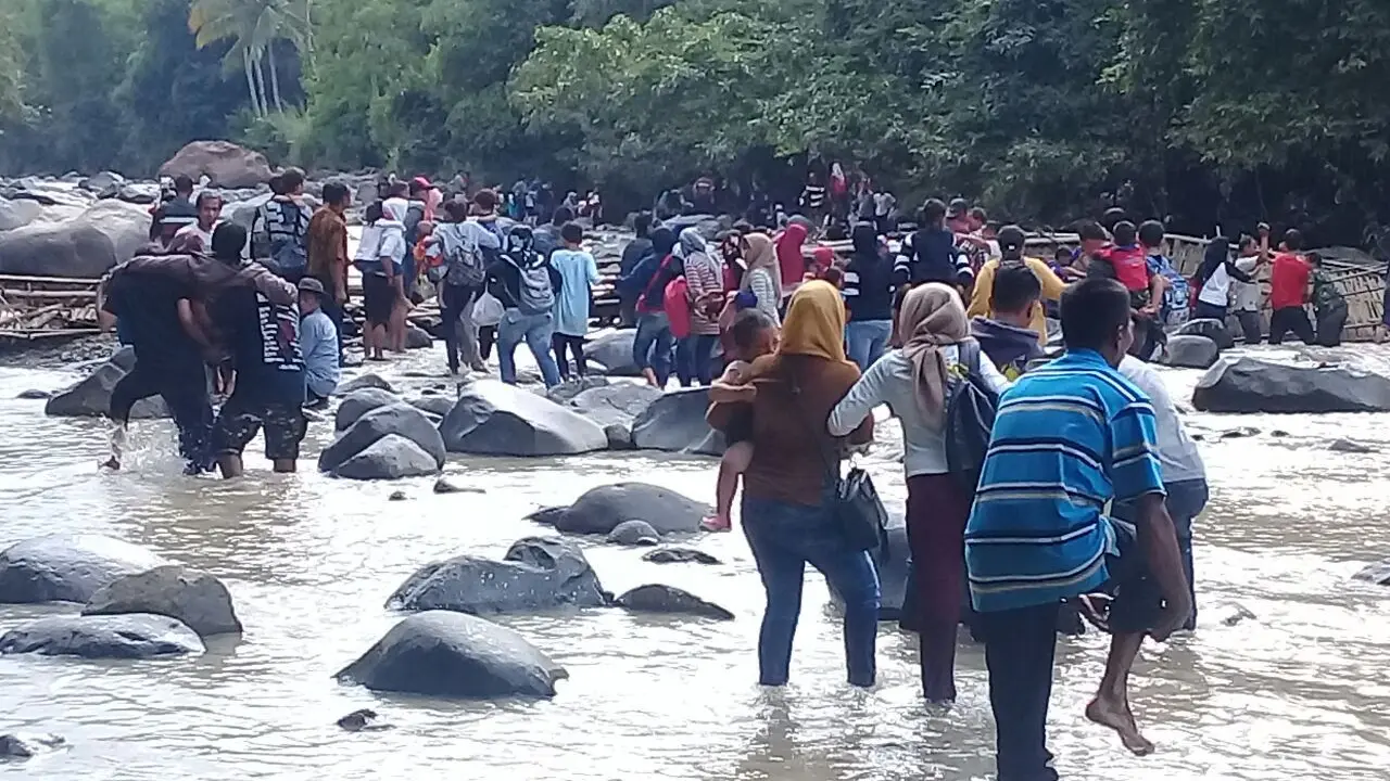 Jembatan gantung di Bogor ambruk, puluhan wisatawan terluka. (Liputan6.com/Achmad Sudarno)