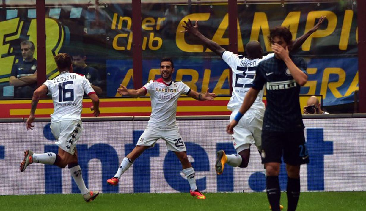 Pemain depan Cagliari, Marco Sau (kedua dari kiri), merayakan golnya ke gawang Inter Milan di laga lanjutan Serie A Italia di Stadion San Siro, Milan, (28/9/2014). Inter Milan kalah 1-4 dari Cagliari. (AFP PHOTO/Giuseppe Cacace)