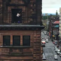 Dari luar gedung lantai 5 bangunan tempat tinggalnya, nenek 76 tahun ini membersihkan jendela. (Via: mirror.co.uk)