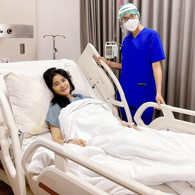 Tunjukan Hasil USG, Ini 6 Potret Uut Permatasari saat Periksa Kandungan