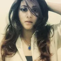  Jane Shalimar tak sabar melahap buras lontong tipis dengan kuah kare. (via Instagram.com)