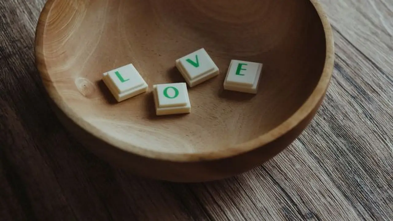 Mengenal Love Bombing, Asal Usul Hingga Cara Mengatasinya