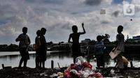Anak-anak bermain di permukiman padat penduduk kawasan Cakung, Jakarta, Senin (15/2/2021). Hasil survei Badan Pusat Statistik (BPS)  pun memperlihatkan kenaikan jumlah penduduk miskin di perkotaan lebih tinggi dibandingkan dengan perdesaan. (merdeka.com/Iqbal S Nugroho)
