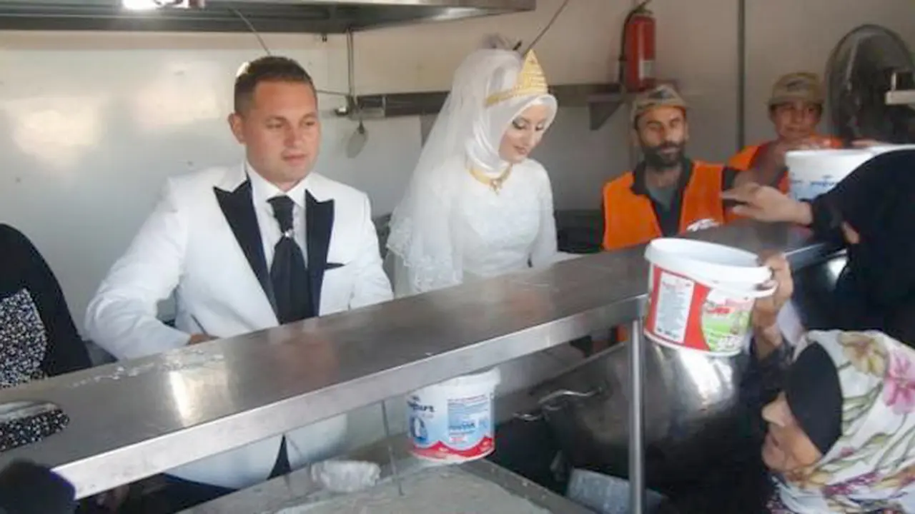 Pengantin Bagikan Makanan untuk 4000 Pengungsi di Pestanya 