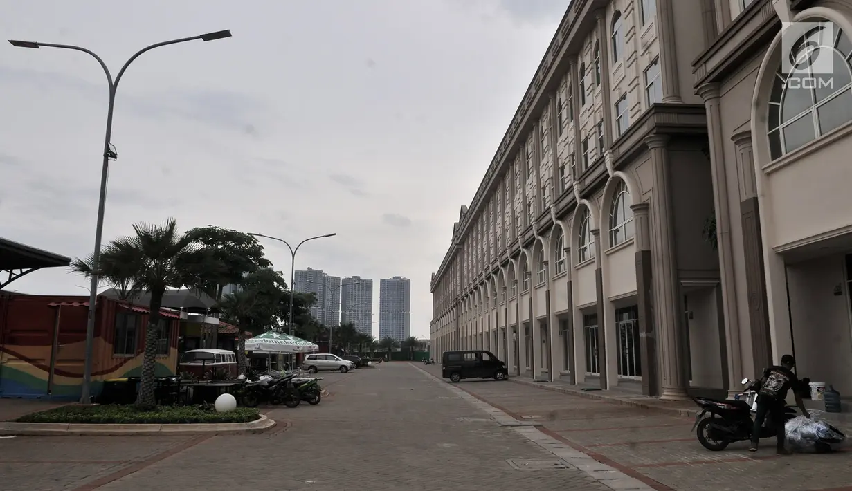 Suasana salah satu blok ruko yang kembali beroperasi di Pantai Maju yang dahulu bernama Pulau D, Jakarta, Rabu (23/1). Pulau reklamasi Teluk Jakarta kembali menjadi sorotan seiring beroperasinya Food Street Pantai Maju. (Merdeka.com/Iqbal S. Nugroho)