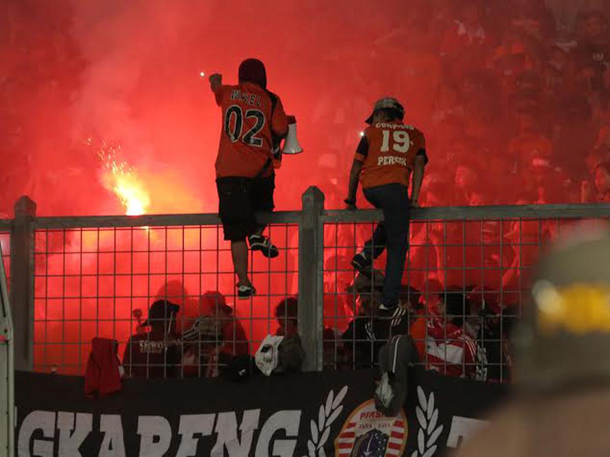 Kronologi Bentrok di Tol Palimanan Versi Jakmania - Bola Liputan6.com