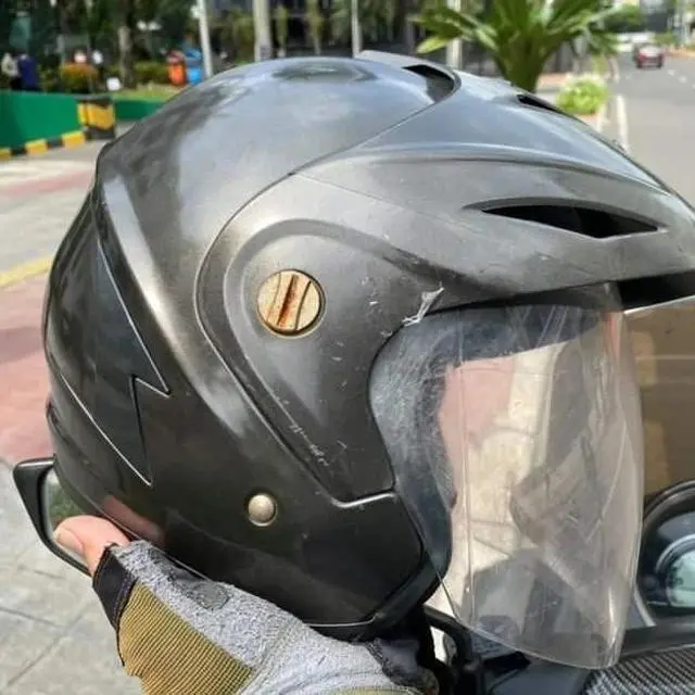 Atas visor helm (Instagram/@unconditionaldesign)