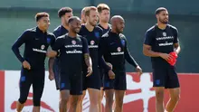 Para pemain Inggris saat mengikuti latihan jelang menghadapi Belgia pada grup G Piala Dunia 2018 di Zelenogorsk dekat St. Petersburg, Rusia, (27/6). Inggris telah mengumpulkan 6 poin sama seperti Belgia di grup tersebut. (AP Photo/Dmitri Lovetsky)