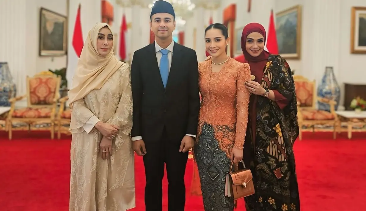 Tas-nya dilengkapi dengan penutup magnetik kepala ular yang menawan dari kuningan berlapis emas muda dan enamel putih.  [@raffinagita1717].