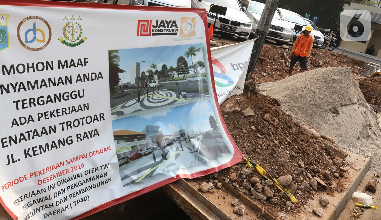 Pekerja mengerjakan proyek revitalisasi trotoar di kawasan Kemang, Jakarta Selatan, Selasa (15/10/2019). Pemerintah Provinsi DKI menargetkan pelebaran dan penataan trotoar ini akan rampung pada Desember 2019. (Liputan6.com/Herman Zakharia)