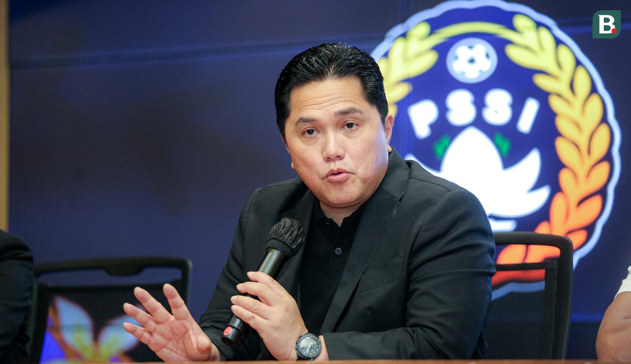 Ketua Umum PSSI, Erick Thohir memberikan keterangan saat konferensi pers mengenai perkembangan Timnas Indonesia Putri yang berlangsung di Stadion Utama Gelora Bung Karno (SUGBK), Senayan, Jakarta, Sabtu (21/09/2024). (Bola.com/Bagaskara Lazuardi)